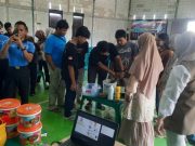 Tim PKM Polimarin Lakukan Praktik Pembuatan Kompos dan Ecoenzyme di RW 03 Kelurahan Genuk Ungaran Barat