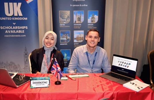 Selvi Novita Jadi Interpreter Resmi di International Education Forum