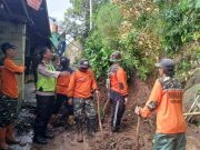 Hujan Deras Picu Longsor di Empat Titik Kecamatan Dawe, Akses Jalan Sempat Tertutup