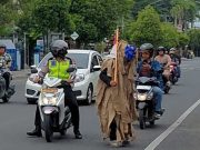 Aktivis Lilik Yuliantoro Jalan Kaki ‘Miring’ Desak Transparansi Anggaran DPRD Blora