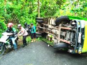 Terjadi Lagi, Truk Terguling di Jalur Ekstrem Gunung Tunggangan