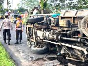 Truk Bermuatan Pasir Terguling, Melintang Jalan di Ruas Wonogiri-Pacitan