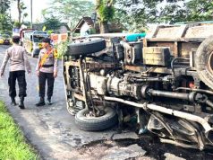 Truk Bermuatan Pasir Terguling, Melintang Jalan di Ruas Wonogiri-Pacitan