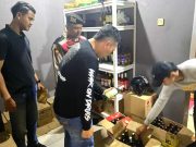 Menyita Puluhan Botol Miras Beragam Merk