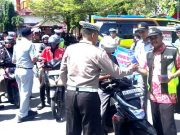 Memberikan Edukasi Kepada Warga di Depan Pasar Kota