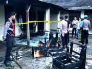 Rumah Milik Seorang Nasabah Bank Plecit Dibakar