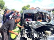 Grand Max Tabrak Bokong Dump Truck, Dua Orang Luka-luka