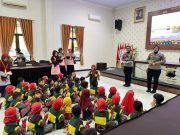 Satlantas Ajak Siswa RA Ar Rahmah Jatiroto Kenali Tugas Polisi