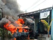 Mobil Kijang Terbakar Saat Berhenti di Depan Toko