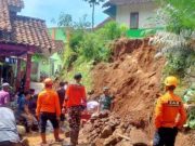 Dipicu Hujan Deras, Senderan Rumah Warga di Kaliwiro Ambrol