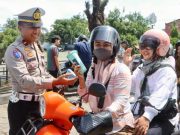 Tertib Berkendara di Kota Tegal Dapat Souvenir