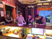 Patroli KRYD Sat Samapta Polres Grobogan Sisir Tempat Hiburan Malam, Puluhan Botol Miras Ilegal Disita