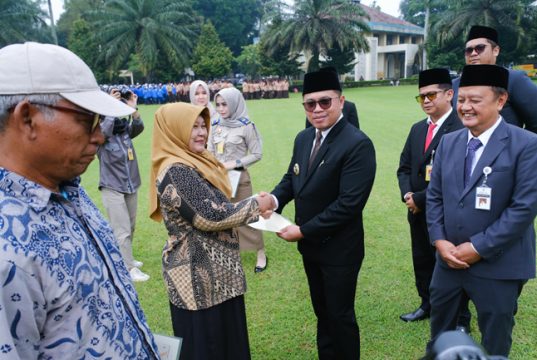 Wali Kota Serahkan 13 Sertipikat Tanah Warga Terdampak Proyek Flyover Canguk
