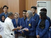 Rektor USM Serahkan Beasiswa Hasil Turnamen Golf Charity 2025