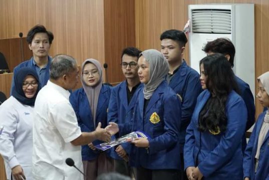 Rektor USM Serahkan Beasiswa Hasil Turnamen Golf Charity 2025