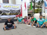 Sejumlah Buruh Gelar Aksi Topo Pepe, Tuntut Wali Kota Semarang Tetapkan UMK dan UMSK