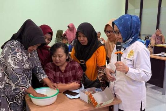 Tim PKM Pascasarjana USM Sosialisasi Strategi Penjualan di Kelurahan Siwalan