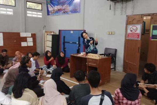 Tim PKM Universitas Semarang Gelar Character Building di Kelurahan Lamper Lor