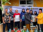Tim PTTI USM Serahkan Peralatan Produksi dan Beri Pelatihan Dua Kelompok Nelayan di Sayung