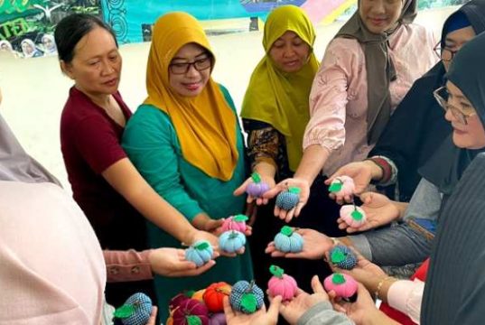 Tim PKM Universitas Semarang Beri Pelatihan Daur Ulang Kreatif