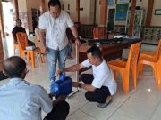 Tim PKM USM Beri Pendampingan Teknis Pemasangan Sarana Air Minum di Desa Kemambang