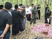 Sesepuh Samin Mbah Lasiyo Dimakamkam di Situs Pemakaman Suro Engkrek