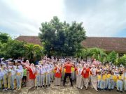 Peringati HGN, Guru SDN 3 Tubanan Hadiahkan Tumbler ke Siswa
