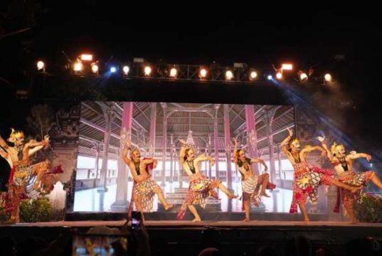 Nunung dan Cak Lontong Meriahkan Festival Wayang Semesta di Simpang Lima