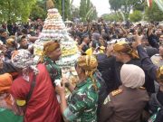108 Gunungan Hasil Bumi dan Jajanan Pasar Jadi Rebutan Warga di Ulang Tahun Blora