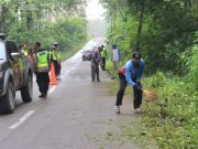 Jelang Natal dan Tahun Baru 2026, Pemkab Bersama TNI-Polri Bersama Masyarakat Gelar Kerja Bakti Jalan Blora–Randublatung
