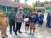 Dua Siswa SDN Sembirkadipaten Terima Penghargaan dari Kapolsek Prembun