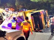 Sebuah Truk Terguling di Kelok Tiga Tikungan Irung Petruk Krisak