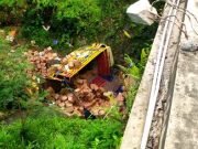 Diduga Sopir Ngantuk, Truk yang Dikemudikan Terjun ke Dasar Sungai