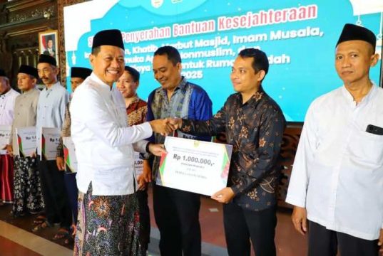 Bupati Sam’ani Serahkan Bantuan Kesejahteraan Imam, Marbot, hingga Pemuka Agama di Kudus