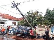 Macet Stir Hilang Kendali, Truk Tabrak Tiang Listrik dan Rumah Warga