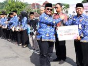 Membantu Korban Pengungsian Tanah Longsor Banjarnegara