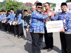 Membantu Korban Pengungsian Tanah Longsor Banjarnegara