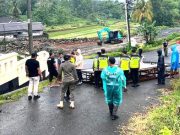 Puting Beliung Terjang Tiga Dusun, Baliho Ambruk Melintang Jalan