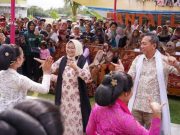 Meriahkan Gebyar Ebleg Kebumen, Bupati dan Suami Menari