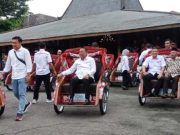 Bupati Grobogan Setyo Hadi Serahkan 100 Becak Listrik untuk Pengemudi Lansia, Tegaskan Tak Boleh Digadaikan atau Dijual