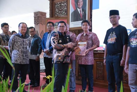 Wali Kota Magelang Serahkan Honor RT/RW, Sekaligus Luncurkan Inovasi