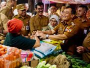 Jelang Natal dan tahun Baru, Gubernur Ahmad Luthfi Cek Harga Bahan Pokok di Pasar Karangayu