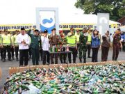Jelang Operasi Lilin Candi 2025, Polres Kudus Musnahkan Ribuan Botol Miras di Simpang Tujuh