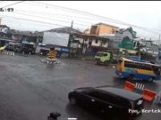 Rem Blong, Truk Tronton Muatan Keramik Tabrak Ruko di Pertigaan Pasar Kertek