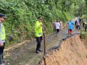 Polres Purworejo Terjunkan Regu Siaga Bencana ke Lokasi Jalan Longsor