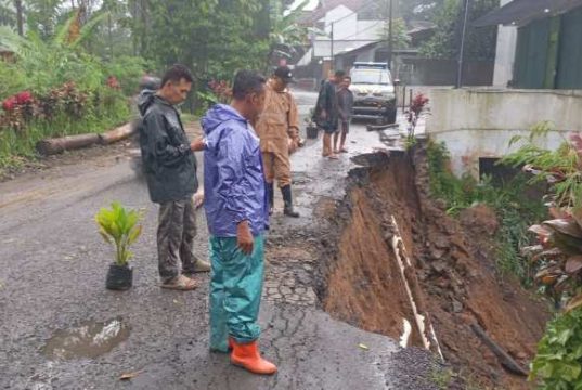 Hujan Deras, Ruas Jalan Kuripan-Wonokampir Watumalang Longsor