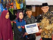 Putri Penjual Ikan, Izah Mulyani Wisuda Terbaik Tegal Muhammadiyah University