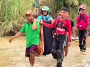 Warga Kabupaten Tegal Gotong Ibu Hamil Sebrangi Sungai