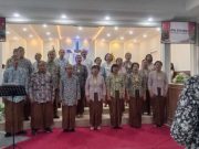Jemaat GKJ Semarang Barat Pepanthan Mugas Natalan dengan Busana Jawa