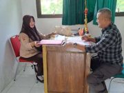 Di Tengah Tugas Kepolisian yang Padat, Anggota Polisi Grobogan Ini Menyempatkan Diri Ambil Rapor Anak